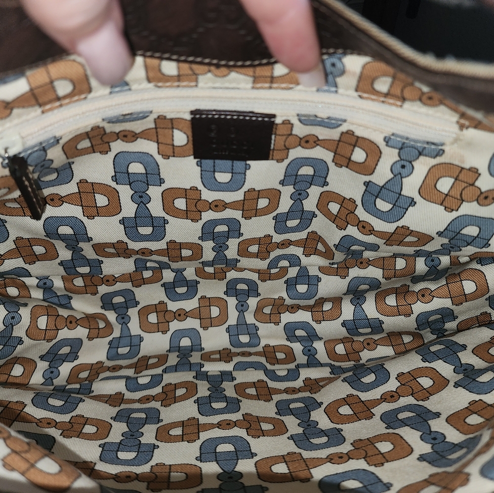 Gucci GG Signature-Trimmed Colbert Hobo - Picture 13 of 16